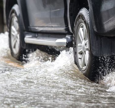 Penting ! Jangan Sepelekan Kondisi Ban Mobil Saat Musim Hujan