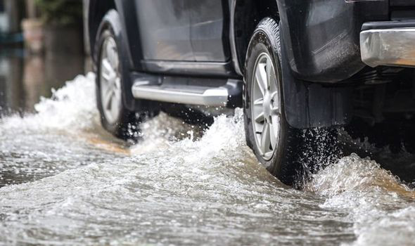 Penting ! Jangan Sepelekan Kondisi Ban Mobil Saat Musim Hujan