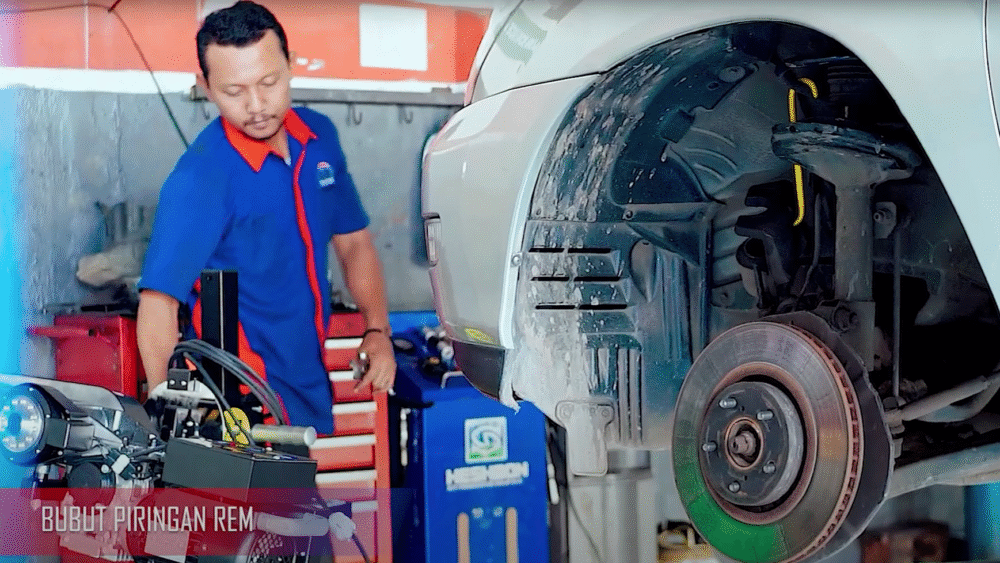 Proses bubut piringan rem mobil dengan mesin Pro-Cut di Agus Lio Ban Subang Proses bubut piringan rem mobil dengan mesin Pro-Cut di Agus Lio Ban Subang