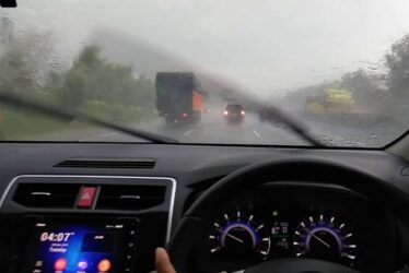 Aquaplaning Mobil: Penyebab, Bahaya, dan Cara Mencegahnya