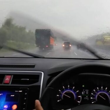 Aquaplaning Mobil: Pengertian, Penyebab, dan Cara Mencegahnya Aquaplaning Mobil: Pengertian, Penyebab, dan Cara Mencegahnya