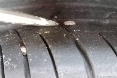 Bahaya! Jangan Biarkan Batu Kerikil Mendekam di Kembang Ban