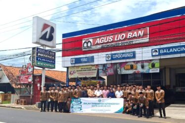 Membangun Bisnis Berkah, Menebar Manfaat: Siswa Akhir Pondok Pesantren Tazakka Dapat Pembekalan Entrepreneurship di Agus Lio Ban Group Membangun Bisnis Berkah, Menebar Manfaat: Siswa Akhir Pondok Pesantren Tazakka Dapat Pembekalan Entrepreneurship di Agus Lio Ban Group