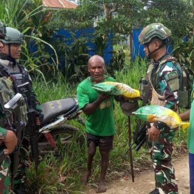 Yonif WMS Distributes Basic Necessities to Putapa Residents Ahead of Dogiyai Election