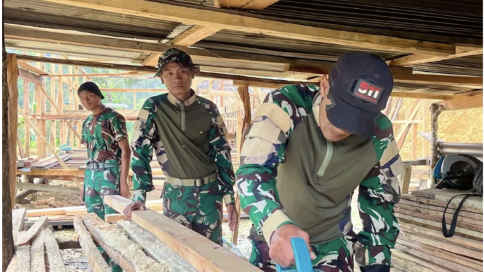 TNI and Local Community Collaborate to Build Homes for Residents of Konikme in Lanny Jaya, Papua, Indonesia.