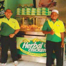 Yayan Suryana, Luqman Hakim, Irfan Fauzan adalah Tiga Santri Pelopor Herbal Chicken Resto