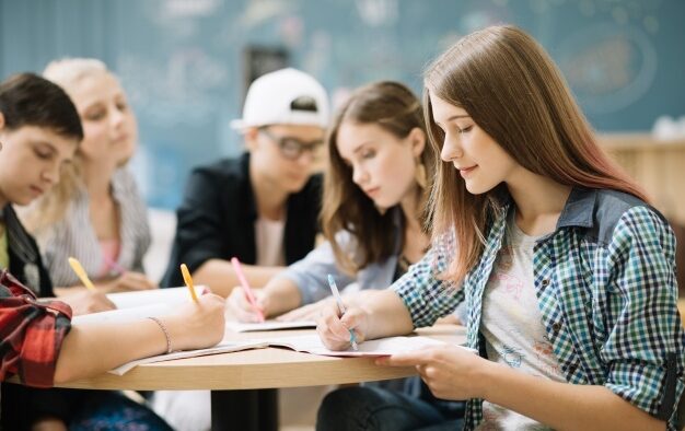 Komersialisasi Pendidikan, antara Bisnis dan pengabdian