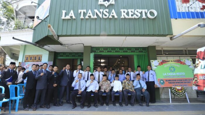 Perfotoan bersama Pimpinan Pondok di depan outlet La Tansa Resto pasca peresmian.