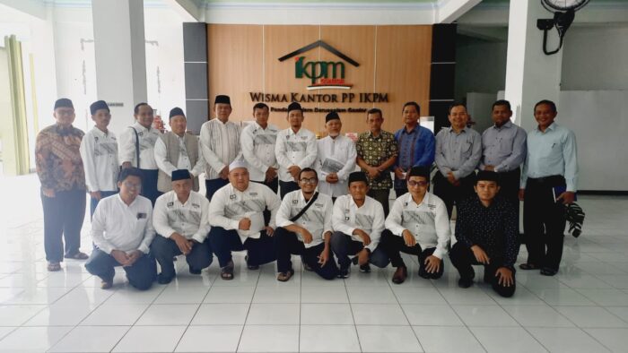 Foto bersama seluruh pengurus FORBIS IKPM Gontor beserta PP IKPM Gontor dalam rangka laporan tahunan di Kantor PP IKPM Gontor, Sabtu 6 Januari 2023 pukul 13.00
