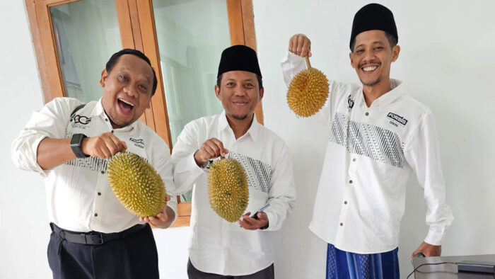 Menikmati durian Wanasalam, yang dibawa oleh Ust. Anas Asrofi