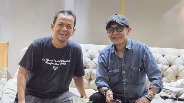 Agus Maulana, Ketua Umum FORBIS IKPM Gontor berfoto bersama Sigit Ariansyah, Sutradara film Jejak Langkah 2 Ulama.