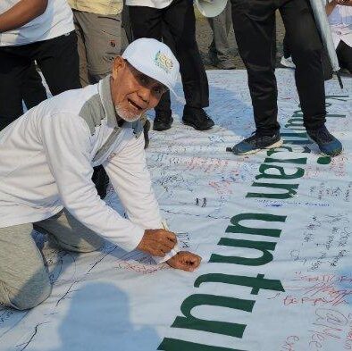 Tanda Tangan Petisi Kedamaian Dalam Rangka 100 Tahun Gontor Tanda Tangan Petisi Kedamaian Dalam Rangka 100 Tahun Gontor