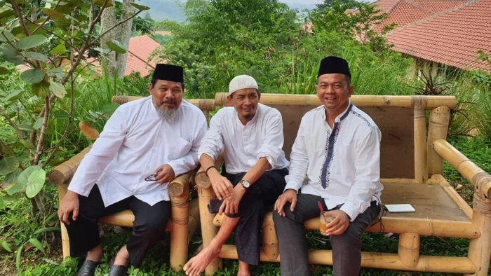 H. Agus Maulana (paling kanan) Bersama Kyai Abduh (tengah) dan Kyai Musa Haris alm di pesantren kumala lestari cipanas