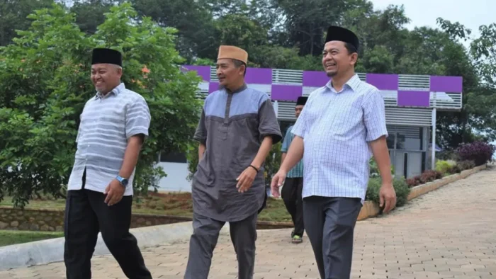 Kyai Abduh (tengah) saat berkunjung ke PM Darul Falah Cimenteng