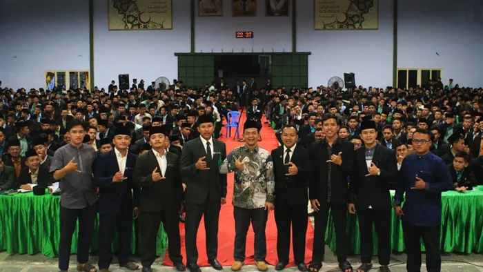 Ketua Umum FORBIS IKPM Gontor Membakar Semangat Ribuan Santri Akhir KMI 2025 Gontor Putra untuk Menjadi Pengusaha Sukses, Berkah dan Penuh Manfaat.