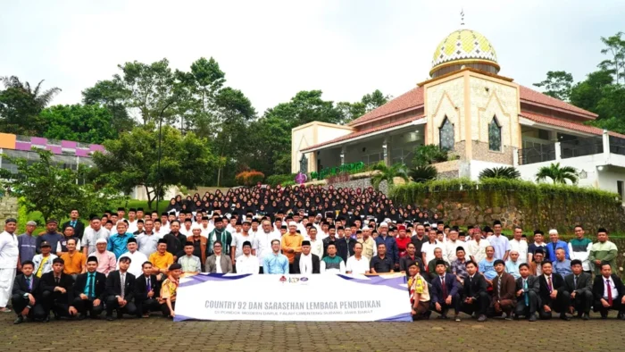Foto bersama dengan Seluruh santri dan santriwati PM Darul Falah Cimenteng, dalam rangka Tajammuk dan Sarasehan Lembaga Pendidikan Alumni Gontor 1992 di PM Darul Falah Cimenteng, Subang, Jawa Barat