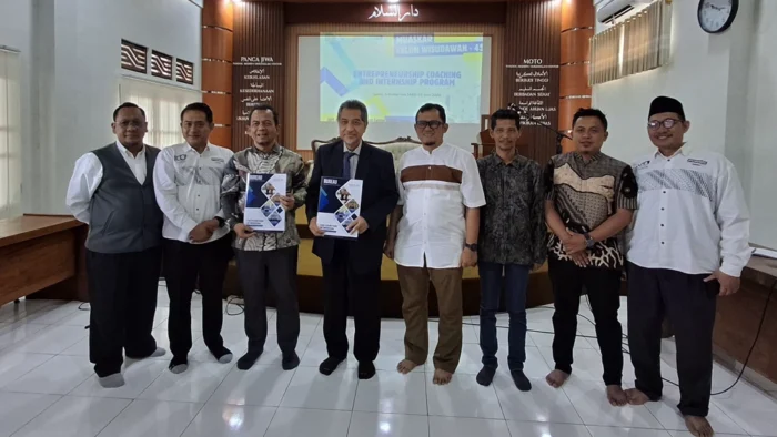 Para pengurus FORBIS IKPM Gontor berfoto bersama dengan rektor UNIDA dalam acara penandatanganan MoU di Kampus UNIDA Gontor, Senin 30 Juni 2025