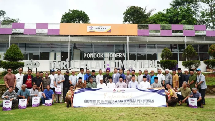 Foto bersama di depan gedung Mekkah PM Darul Falah Cimenteng, dalam rangka Tajammuk dan Sarasehan Lembaga Pendidikan Alumni Gontor 1992 di PM Darul Falah Cimenteng, Subang, Jawa Barat