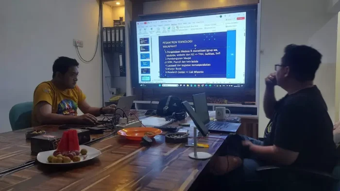 David Rusdianto bersama rekannya membicarakan konsep Pesantren Teknologi Majapahit.