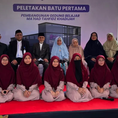 Dari Impian Seorang Ibu, Tumbuh Sebuah Pesantren. Kisah dibalik Peletakan Batu Pertama Mahad Tahfidh Khadijah rintisan Ust Sefi Khirijil Yaman.