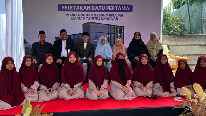 Dari Impian Seorang Ibu, Tumbuh Sebuah Pesantren. Kisah dibalik Peletakan Batu Pertama Mahad Tahfidh Khadijah rintisan Ust Sefi Khirijil Yaman. Dari Impian Seorang Ibu, Tumbuh Sebuah Pesantren. Kisah dibalik Peletakan Batu Pertama Mahad Tahfidh Khadijah rintisan Ust Sefi Khirijil Yaman.