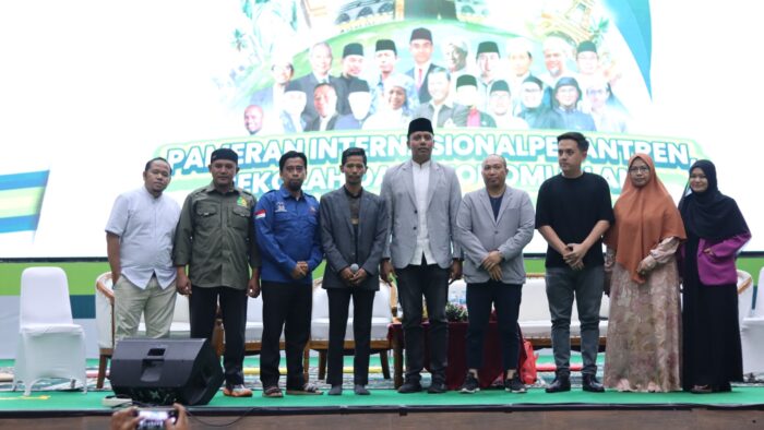 Foto bersama para pengisi acara di IIEF 2024, FORBIS IKPM Gontor ikut hadir dan menjadi pengisi acara pada pagelaran IIEF 2024, foto: dokumentasi FORBIS 2024