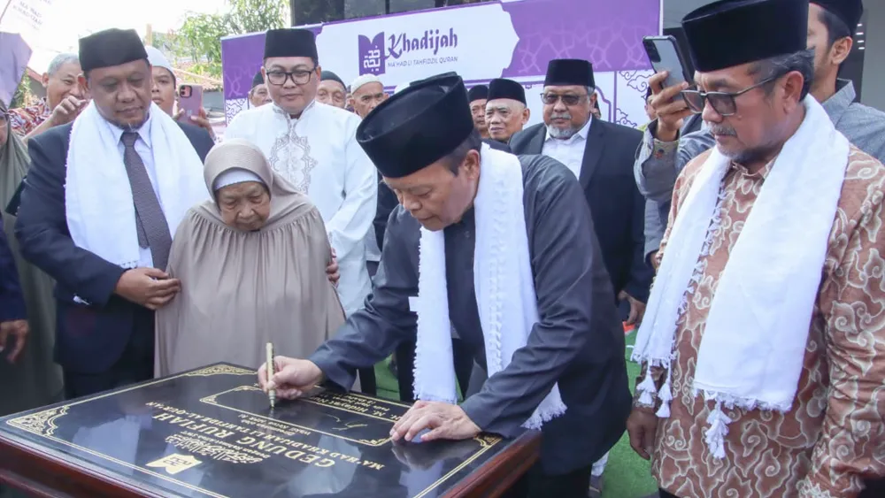Wakil Ketua MPR RI, Dr. H. M. Hidayat Nur Wahid, M.A., menandatangani prasasti peresmian Gedung Rufiah Ma’had Khadijah Li Tahfidzil Qur’an di Cirebon, didampingi oleh Pimpinan Ma'had sekaligus Ketua 1 FORBIS IKPM Gontor, Ustaz Sefi Khirijil Yaman, beserta ibunda beliau, Hj. Rufiah