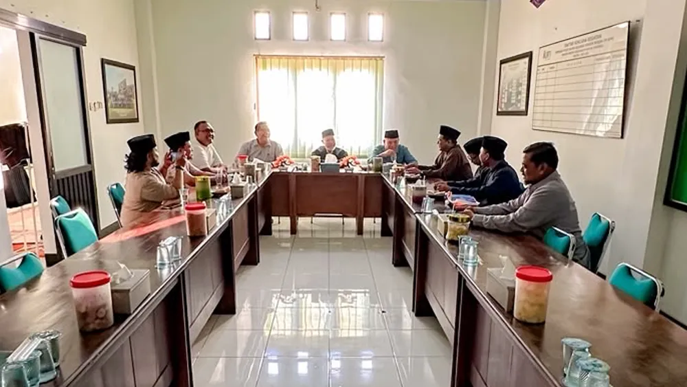 tampak hadir Ketua Umum PP IKPM Gontor Al-Ustadz H. Noor Syahid (tengah), didampingi Al-Ustadz Saiful Anwar, Al-Ustadz Rif'at Husnul Ma'afi, Al-Ustadz Sabar, serta Sekjend FORBIS David Rusdianto bersama jajaran pengurus pusat.