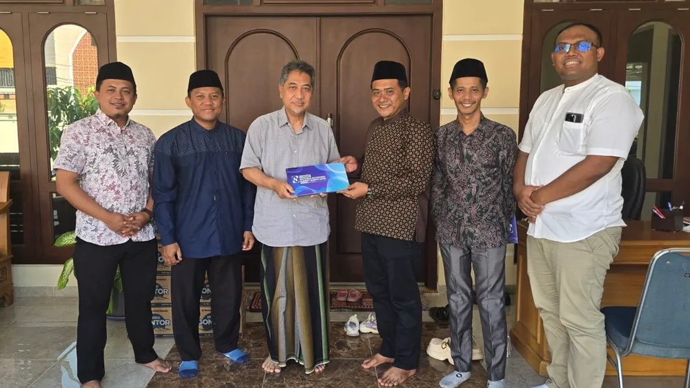 Pengurus Pusat FORBIS IKPM Gontor menyerahkan dokumen Laporan Pertanggungjawaban (LPJ) kegiatan kepada Rektor UNIDA Gontor yang juga Ketua Umum Panitia Peringatan 100 Tahun Gontor, Prof. Dr. KH. Hamid Fahmy Zarkasyi, M.A.Ed., M.Phil. (tengah), di Kampus UNIDA Gontor, Ponorogo, Senin (13/7/2026). Sowan ini menjadi momentum refleksi penguatan ekosistem ekonomi berjamaah di lingkungan pesantren.