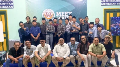 Foto bersama Ust. Sofwan Rahman, duduk paling tengah, bersama para peserta meet and greet.