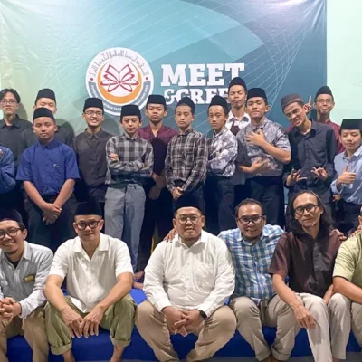 Foto bersama Ust. Sofwan Rahman, duduk paling tengah, bersama para peserta meet and greet.