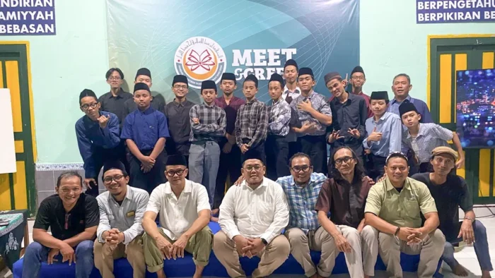 Foto bersama Ust. Sofwan Rahman, duduk paling tengah, bersama para peserta meet and greet.