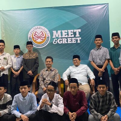 Ustadz Nur Syamsi, pakar Kaligrafi digital dari Namela Studio, platform yang bergerak dalam inovasi dan kreasi font atau bentuk huruf Arab, berfoto bersama para santri Pesantren Ibnu Sina (PIS) Yogyakarta.