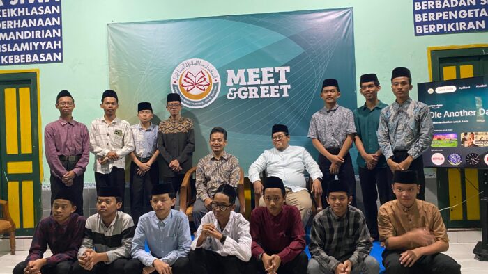 Ustadz Nur Syamsi, pakar Kaligrafi digital dari Namela Studio, platform yang bergerak dalam inovasi dan kreasi font atau bentuk huruf Arab, berfoto bersama para santri Pesantren Ibnu Sina (PIS) Yogyakarta.