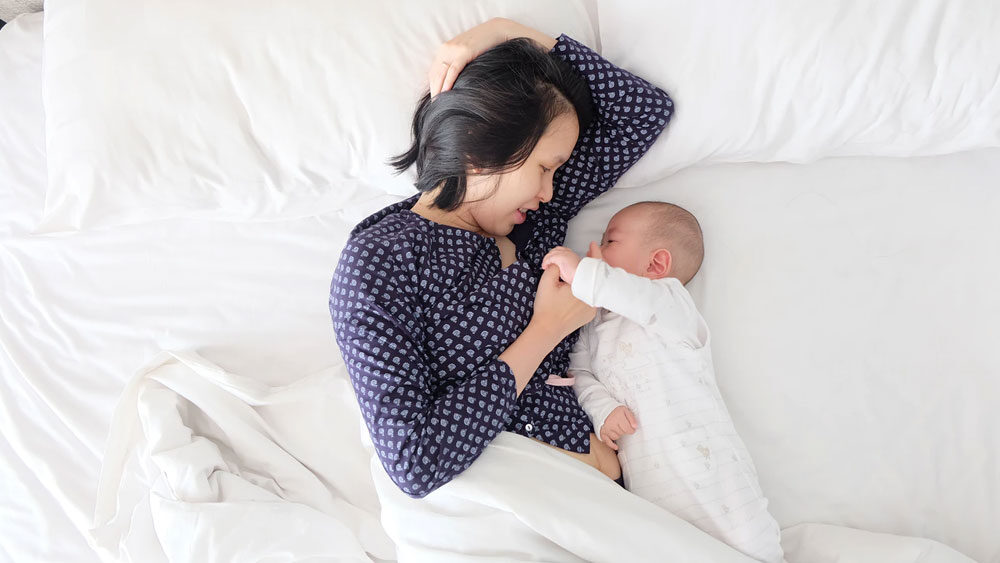 Ibu sedang menyusui anaknya sambil tidur, photo: unsplash