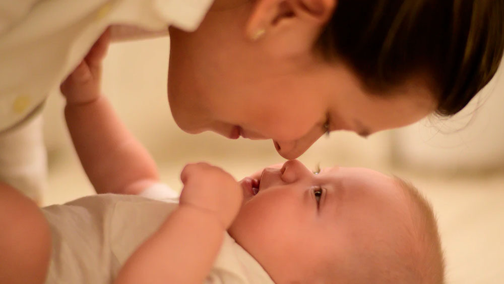 Ibu bersama bayi. Photo: unsplash