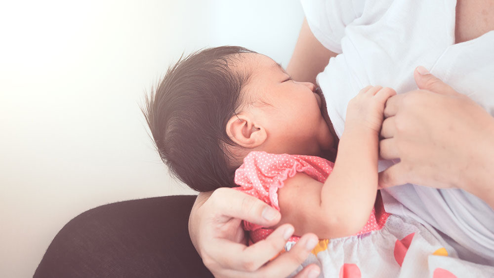 Seorang ibu sedang menyusui anaknya