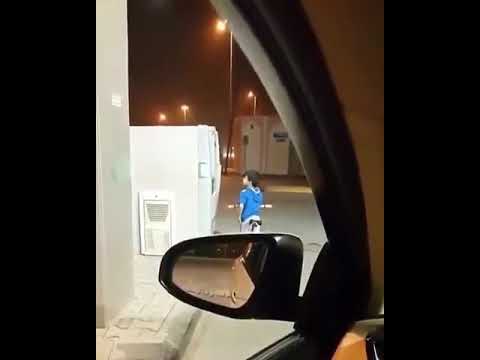 Video: Anak Kecil Menarik Uang di Mesin ATM