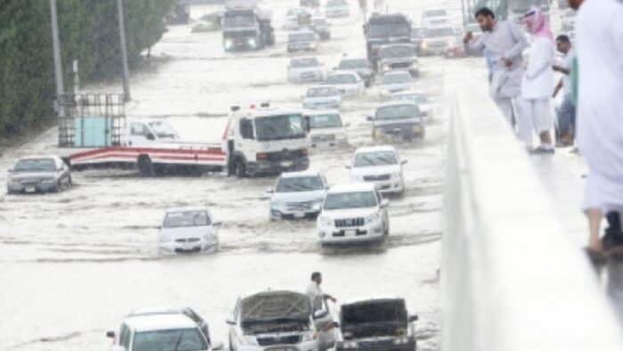 Cuaca Buruk di Saudi: Sekolah Diliburkan dan Pertahanan Sipil Mengingatkan Masyarakat Bahaya Banjir