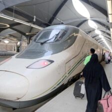 Gubernur Makkah dan Menteri Transportasi Melakukan Uji Coba Kereta Haromain Jeddah ke Makkah