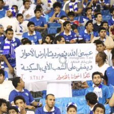 Suporter Sepak Bola Melantunkan “Thala’al Badr” di Stadion