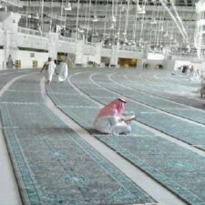 Foto: Beginilah Karpet di Masjidil Haram Dibersihkan