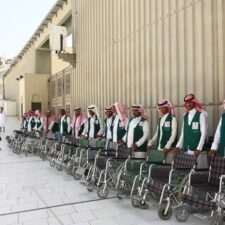 Pembatasan Usia Pendorong Kursi Roda di Masjidil Haram