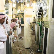 Imam Shalat di Masjid Nabawi Kembali ke Mihrab Asli Nabi Muhammad Shallallahu 'Alaihi wa Sallam