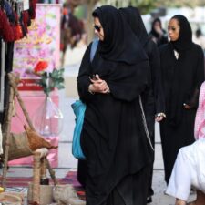 Turis Wanita ke Arab Saudi Tidak Diizinkan Berpergian Sendiri