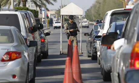 Pertama Kali, Wanita Ikut Pemeriksaan di “Check Point” Jalan Raya Saudi