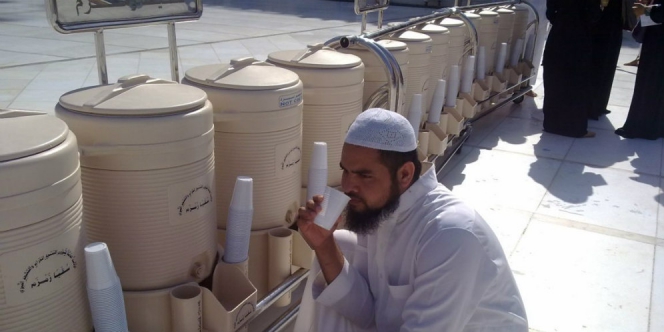 Mengambil Jatah Air Zam-Zam 10 Liter dari Pemerintah Arab Saudi