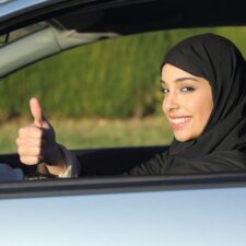 Perempuan Saudi Siap Menjadi Sopir Untuk Melayani Anda