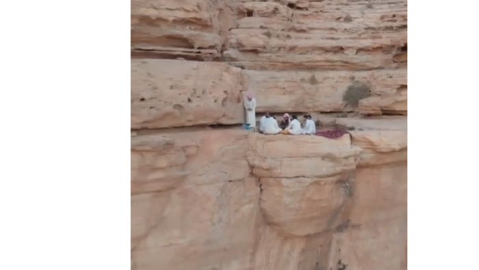 Video: Buka Puasa di “Ujung Dunia” Jabal Tuwaiq di Arab Saudi