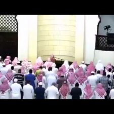 Video: Karena Kelelahan, Imam Shalat Mundur Digantikan Jemaah di Shaf Pertama